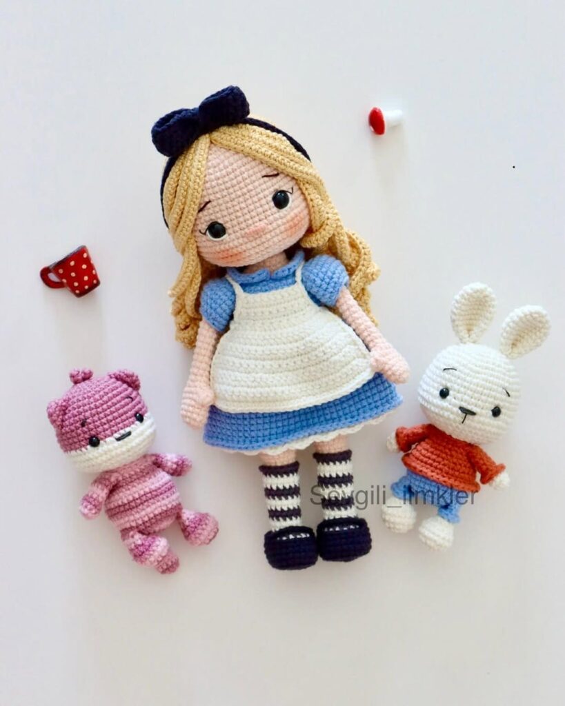 boneca amigurumi alice no país das maravilhas
