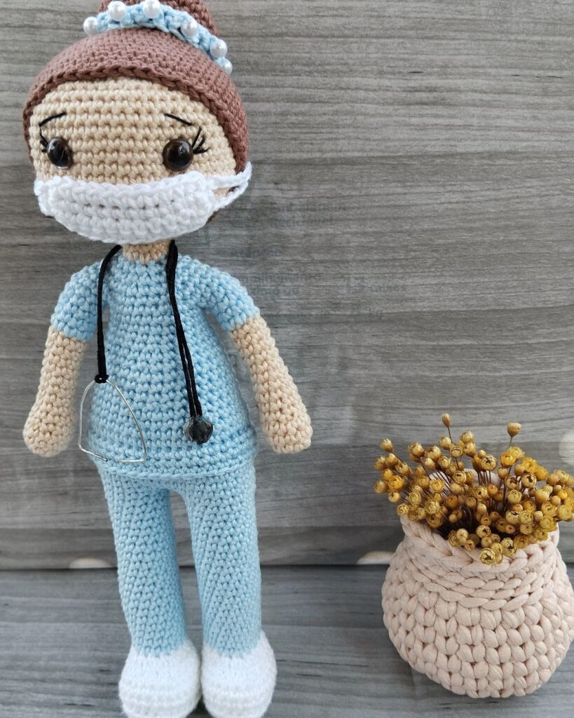 boneca de enfermeira amigurumi