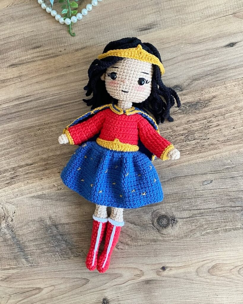 Mulher Maravilha boneca de crochê