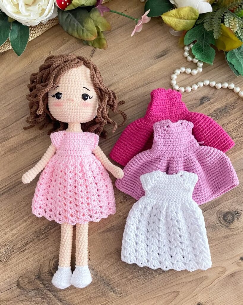menina amigurumi com vestidos