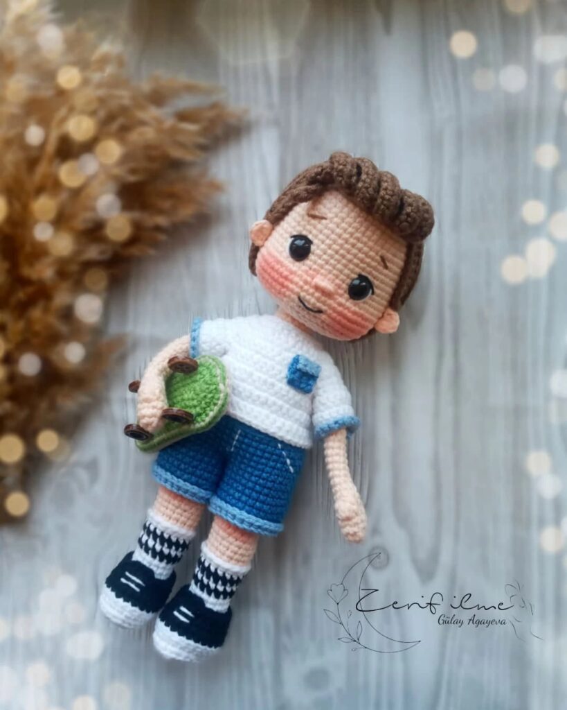 amigurumi de menino skatista