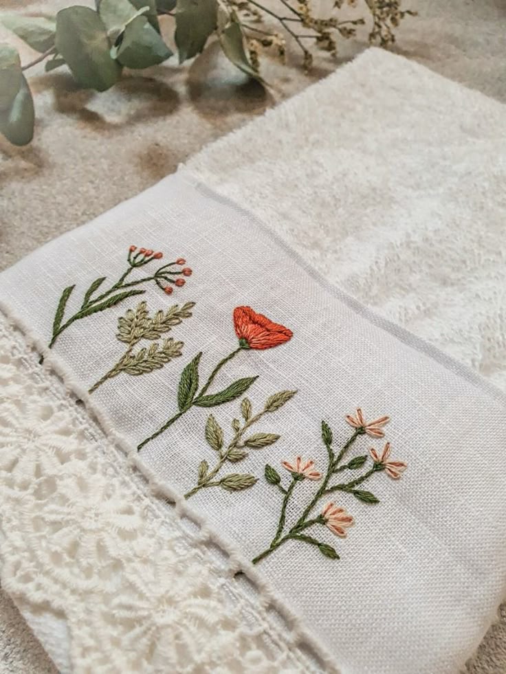 toalha decorada com bordado a mão