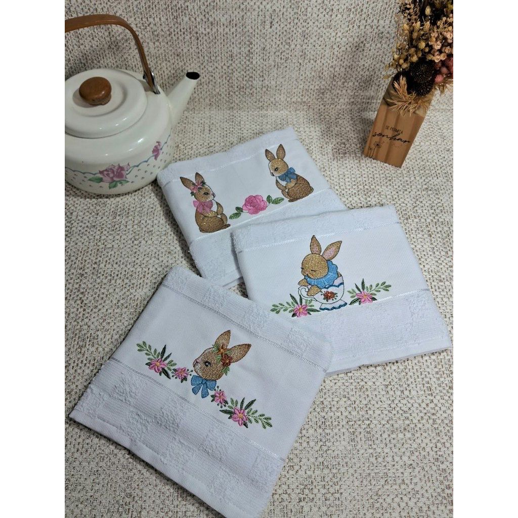 panos de prato com bordado de coelhinhos